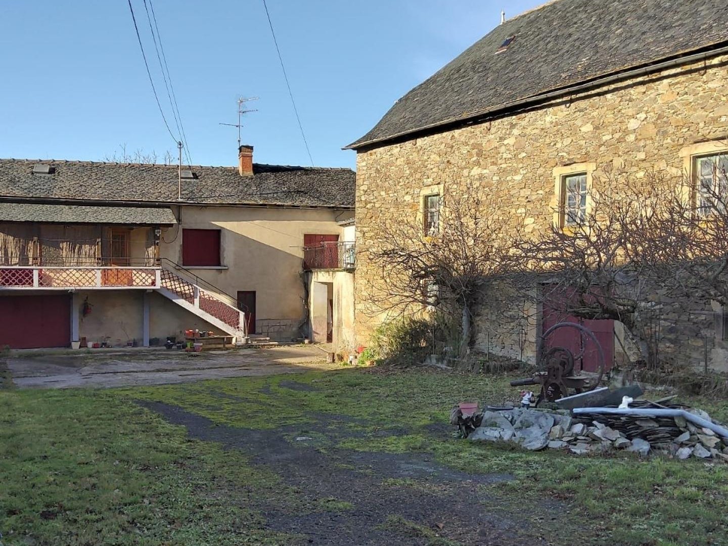 Corps de ferme avec une maison d'habitation de 165m2,une grange et de nombreuses dépendances