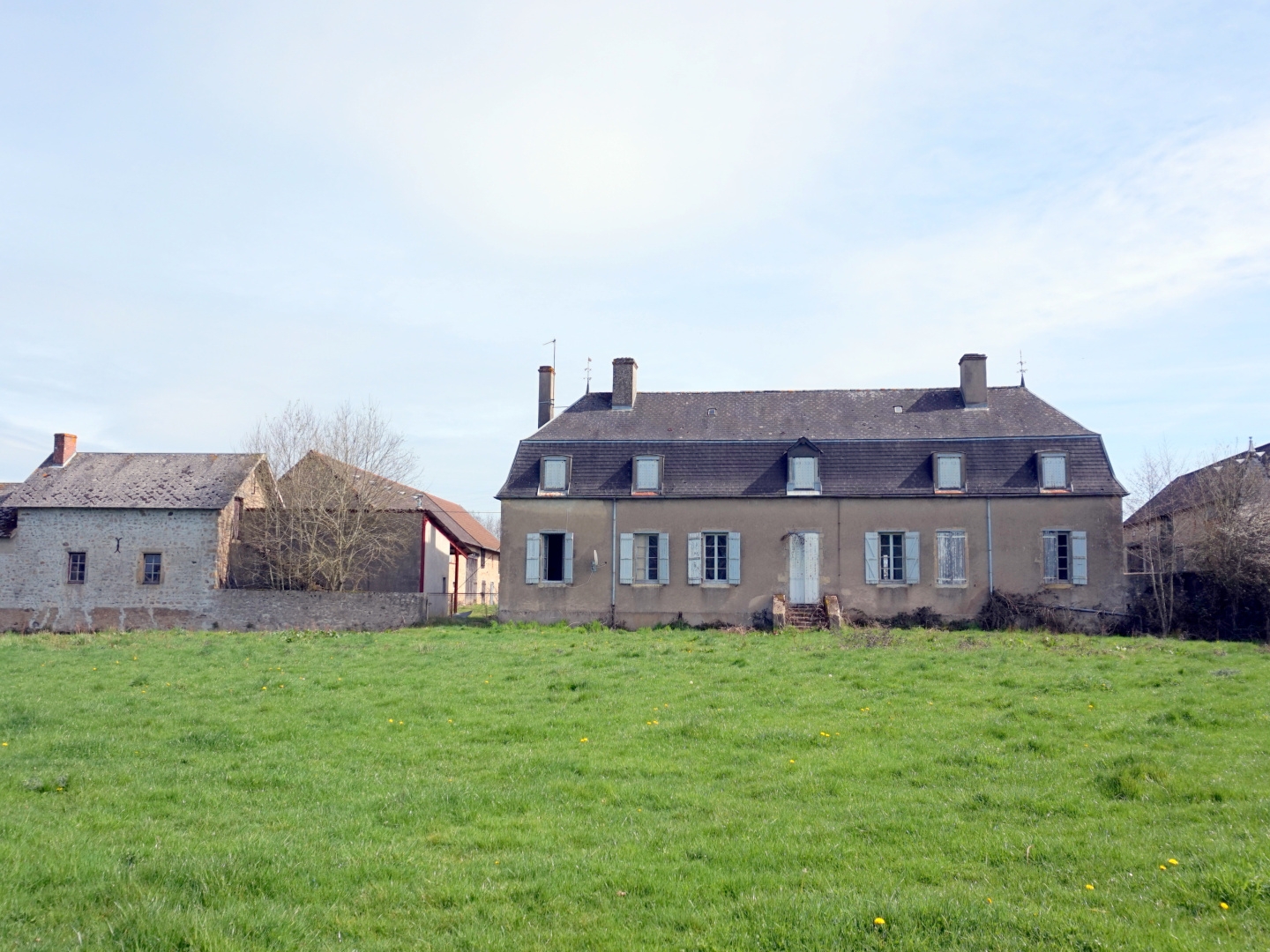 Château de 251 m2, 8 chambres et ses dépendances sur belle parcelle de terrain