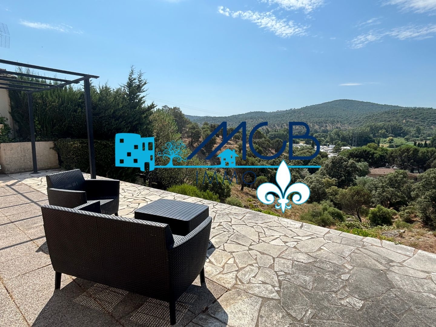Chalet dans domaine avec piscine. Vue dégagée