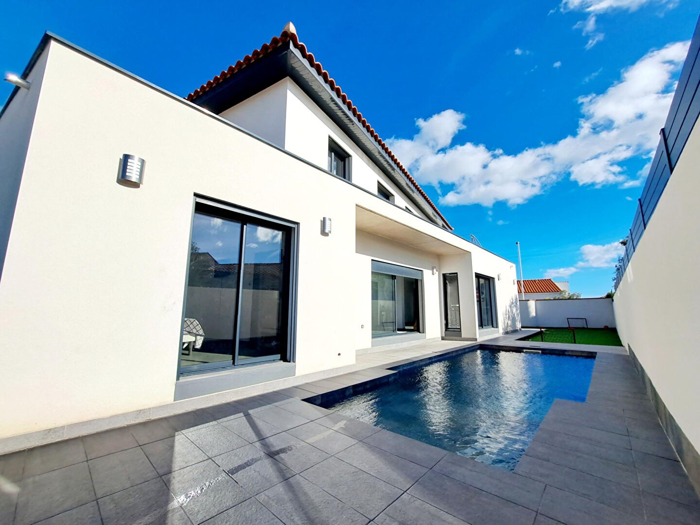 Villa moderne 3 faces de Type 5 avec piscine et garage