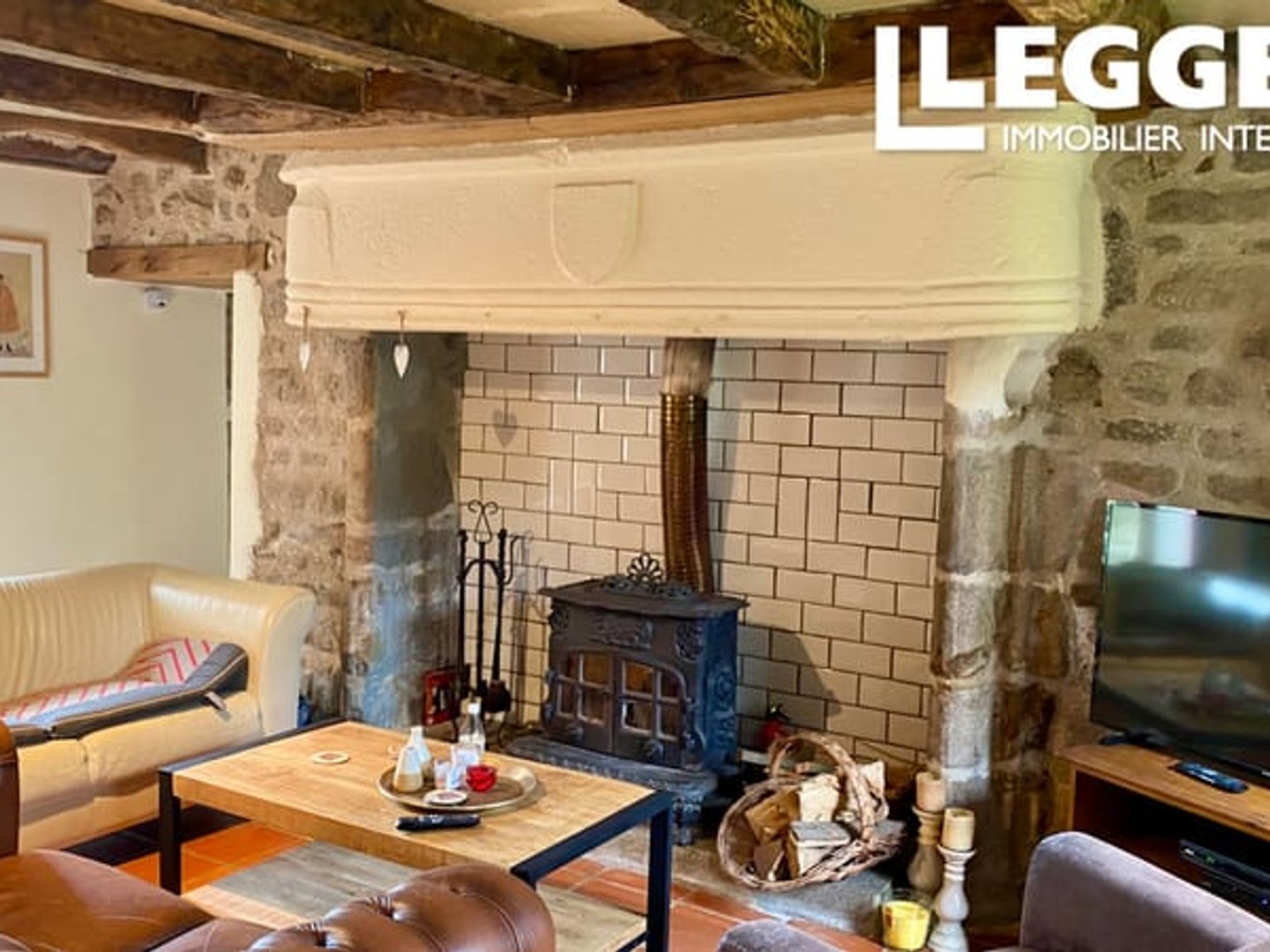 Une longère avec deux logements séparés, une grange et un magnifique jardin offrant une belle vue