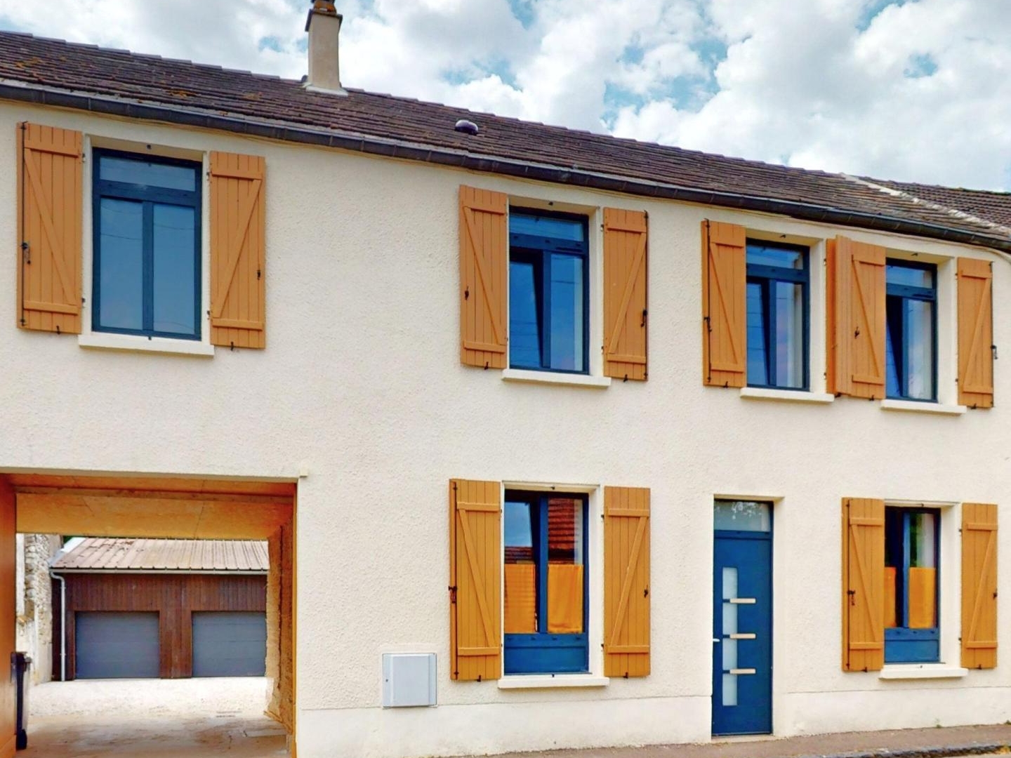 LONGNES 78980 - Maison de 120 m² - 5 pièces avec 3 chambres - garages et jardin