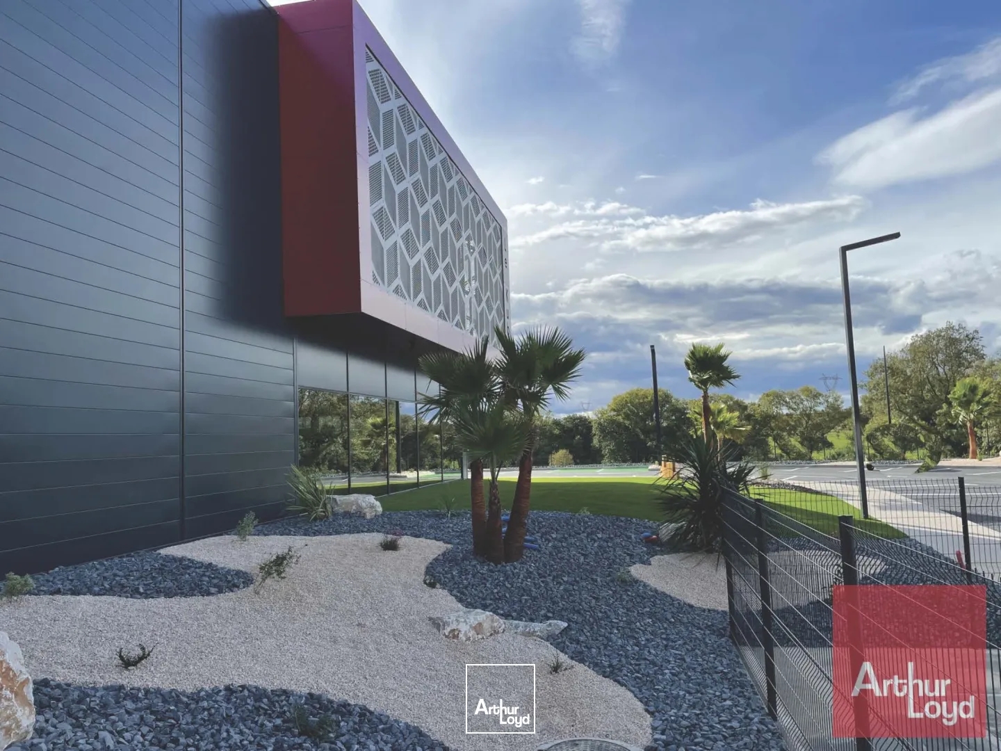 Bâtiment à usage d'activités et bureaux, à vendre