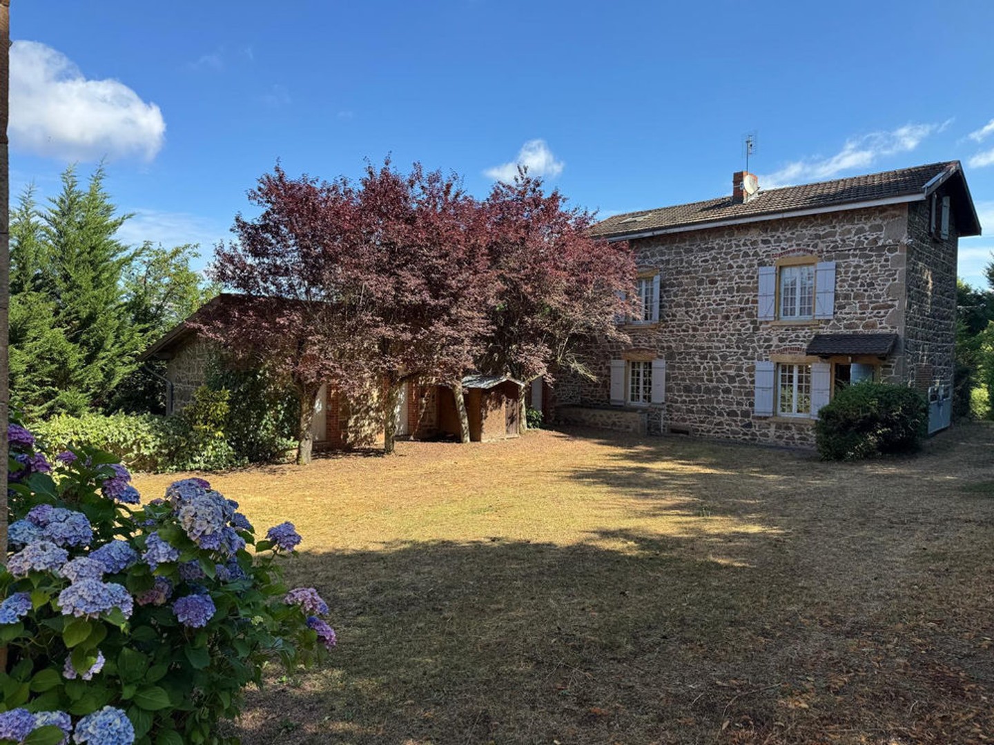 Propriété en pierre avec dépendances