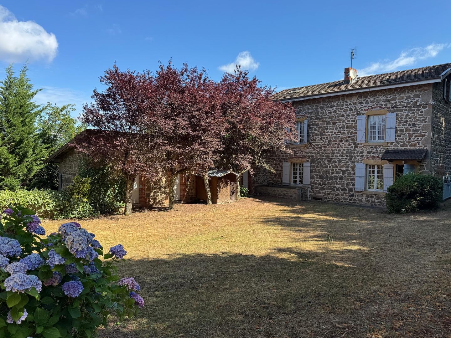 Propriété en pierre avec dépendances