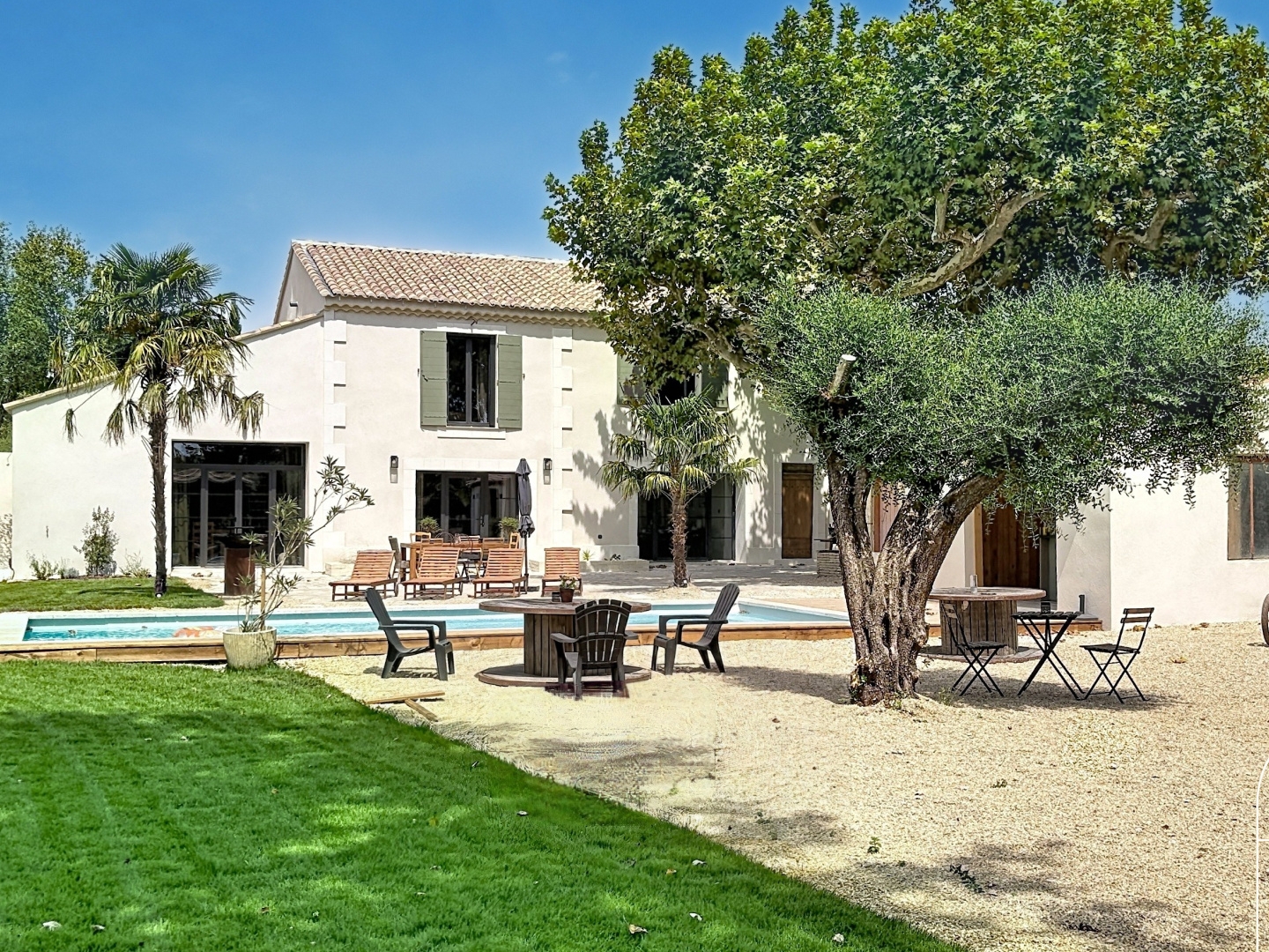 Mas Provençal d'Exception Entièrement Rénové - 1 Ha de Terrain, Piscine & Dépendance