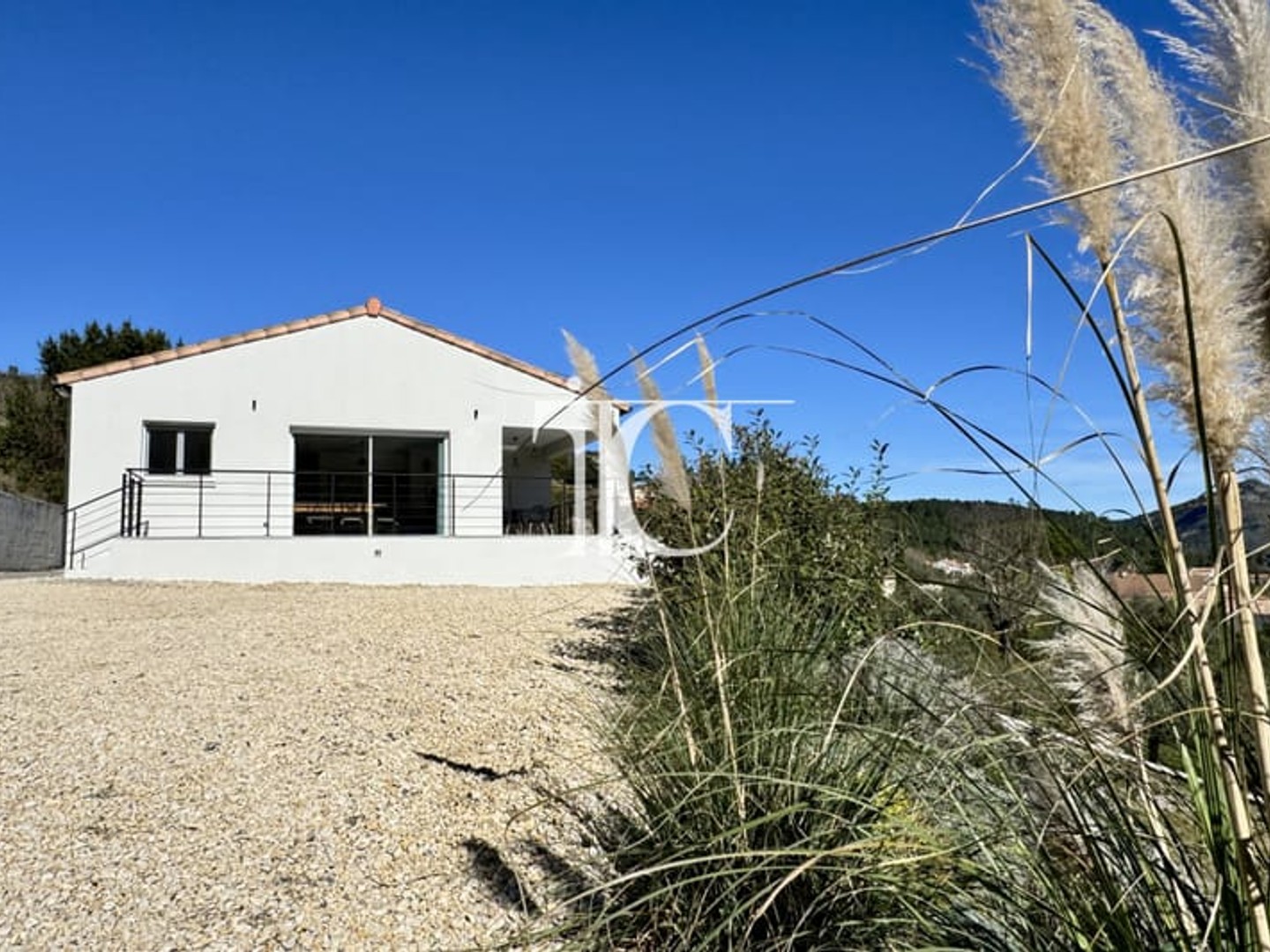 VILLA 84 M² AVEC VUE PLONGEANTE SUR LE VILLAGE - 1330 M² DE TERRAIN ARBORE- 3 CHAMBRES - GARAGE