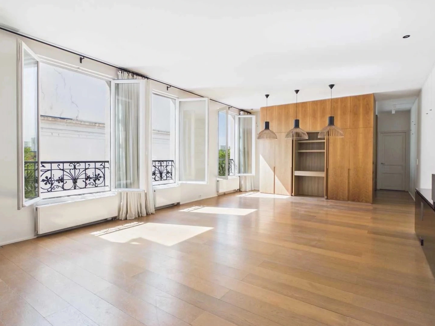 PARIS XVII | ENTRE LE PARC MONCEAU ET LE LYCEE CARNOT | DUPLEX EN DERNIER ETAGE