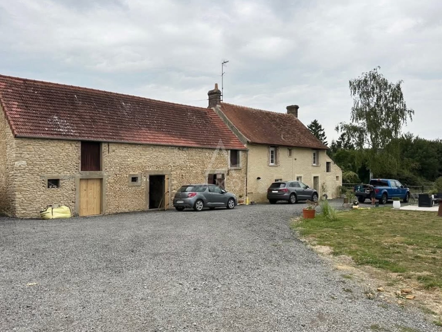 Propriété en pierre avec deux habitations et dépendances, Proche du Haras du pin
