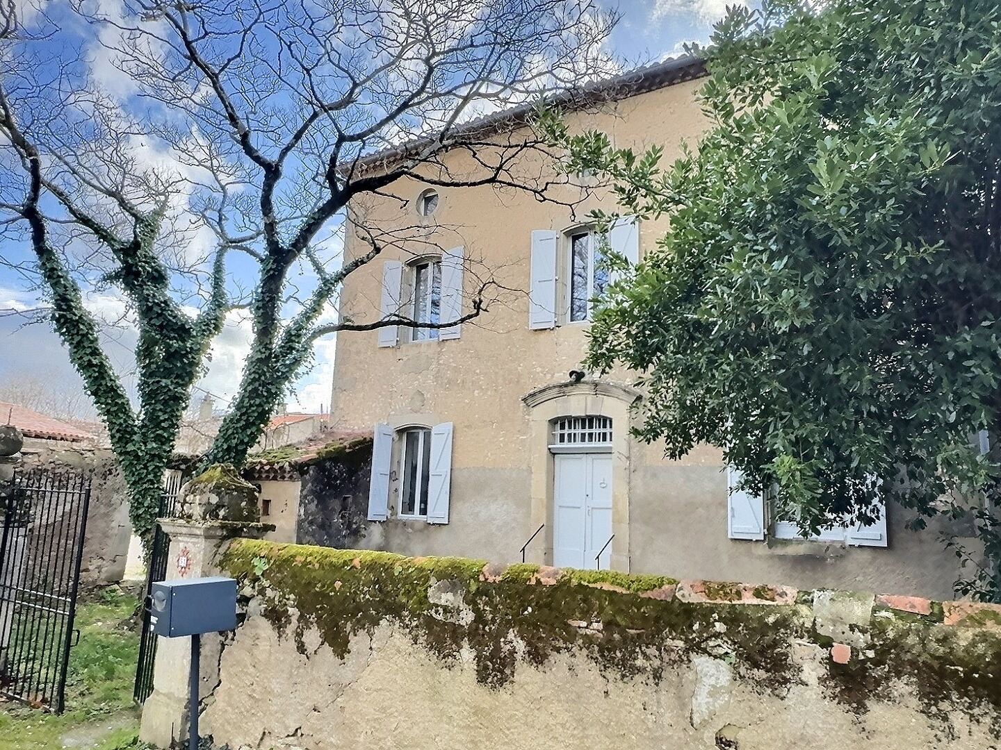 MAISON DE HAMEAU EN PIERRE AVEC JARDIN ET GARAGE
