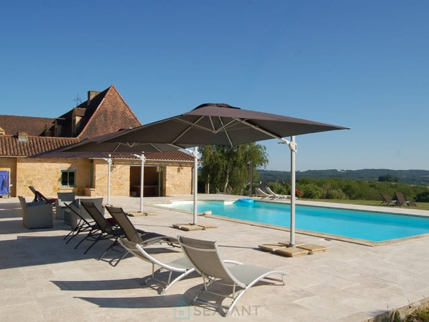 Somptueux domaine en pierre du XVIIe siècle, niché dans la quiétude du Périgord vert.
