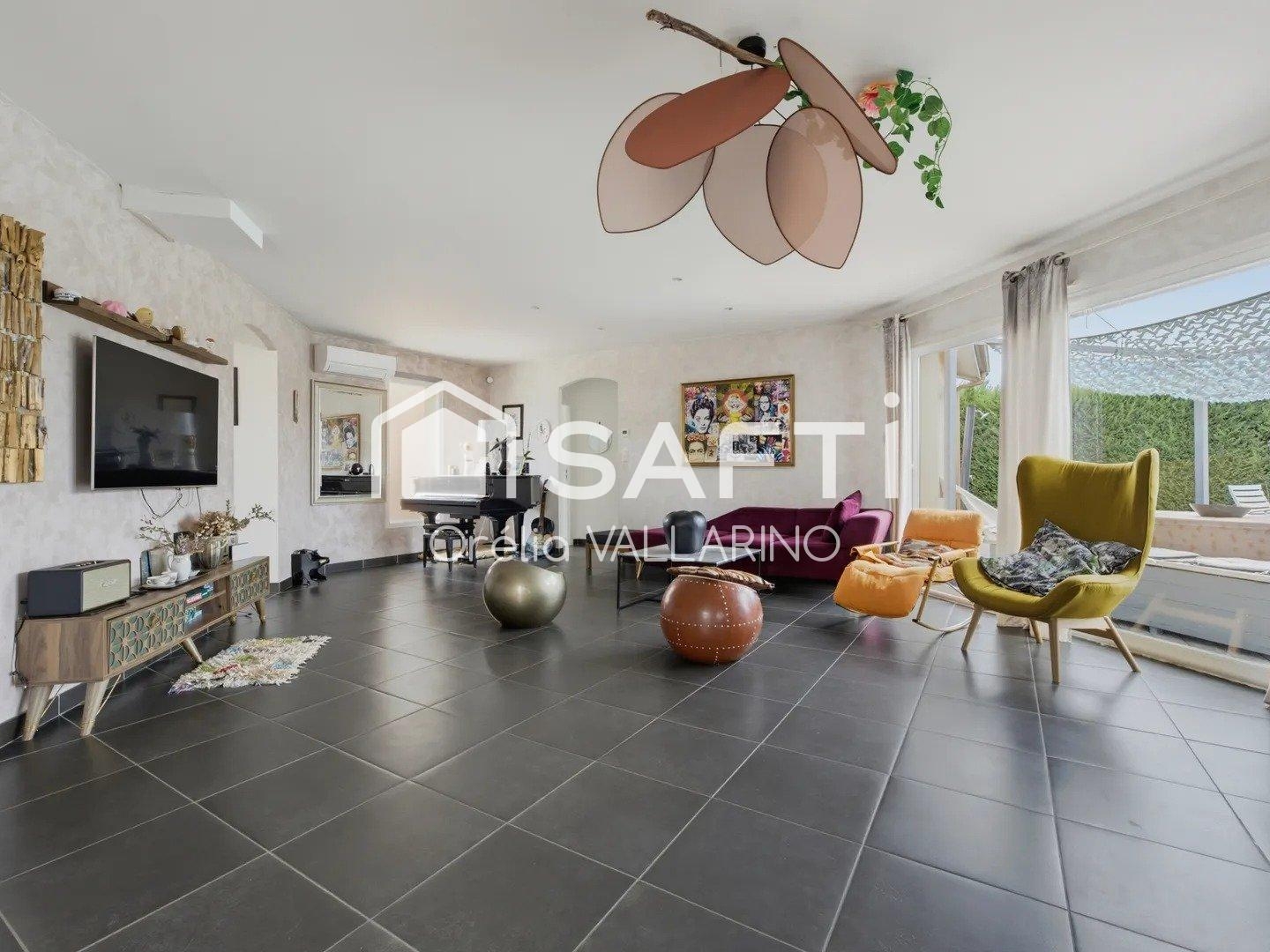 MAISON CONTEMPORAINE AVEC PISCINE
