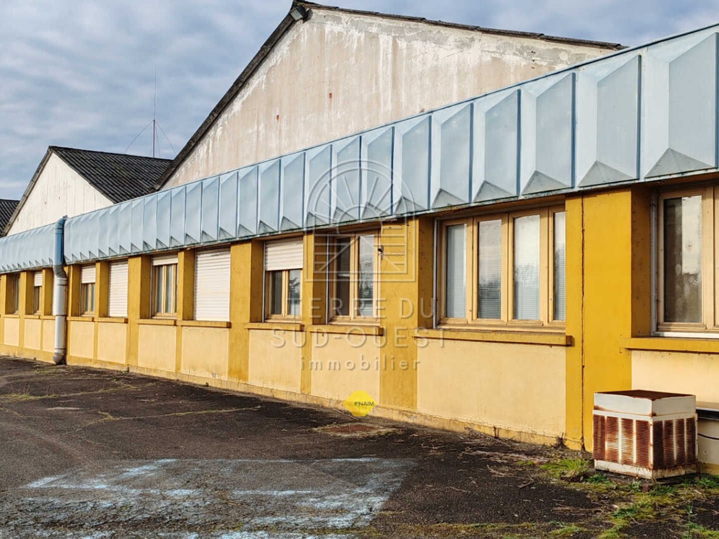 Local industriel 12867 m²