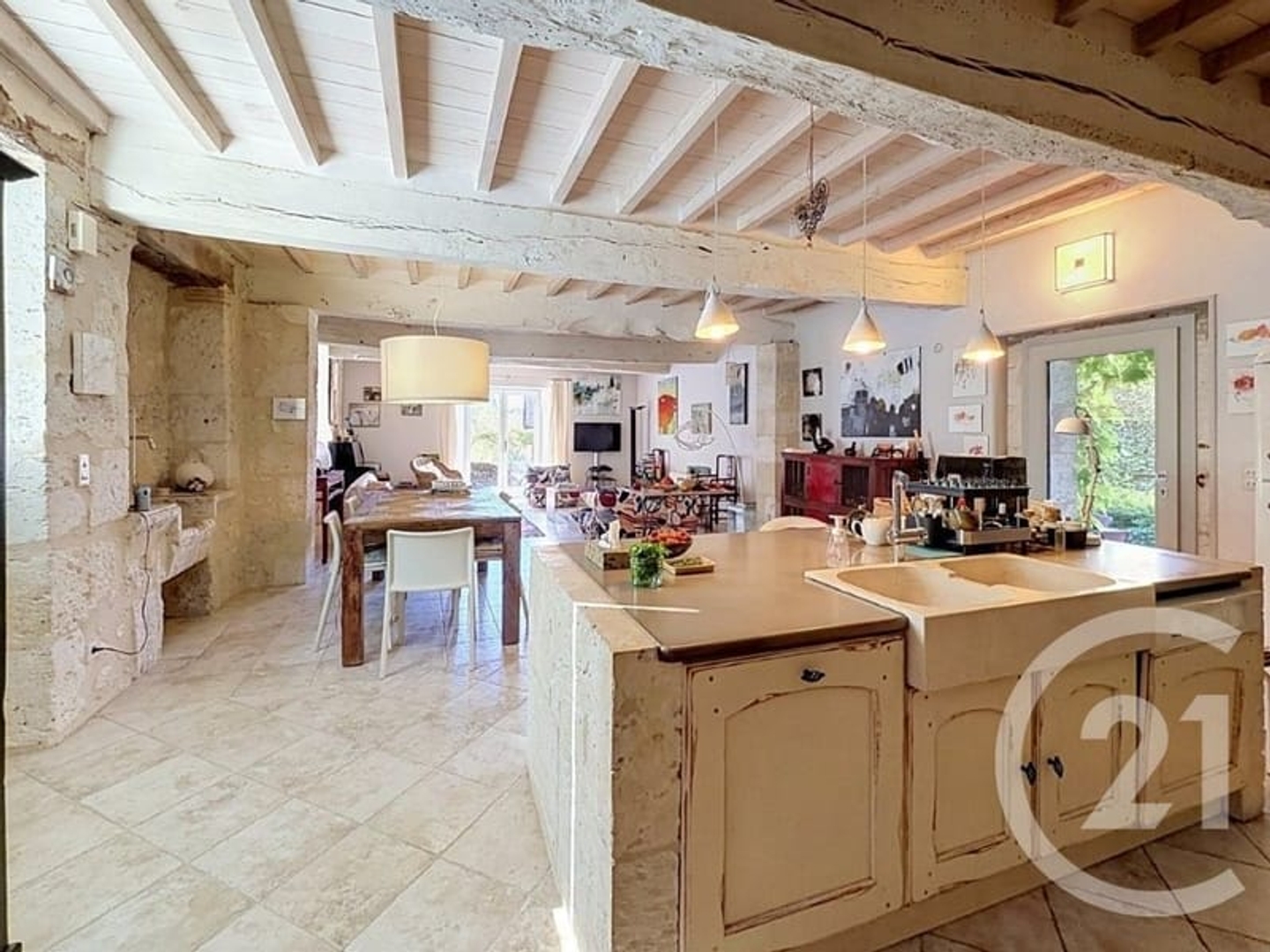 Maison 4 pièces 379 m²