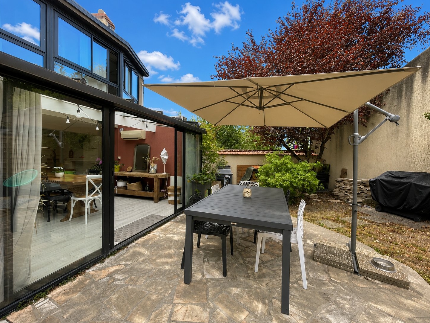 Proche Cathédrale - Maison de ville atypique offrant 141.68m² Carrez avec jardin