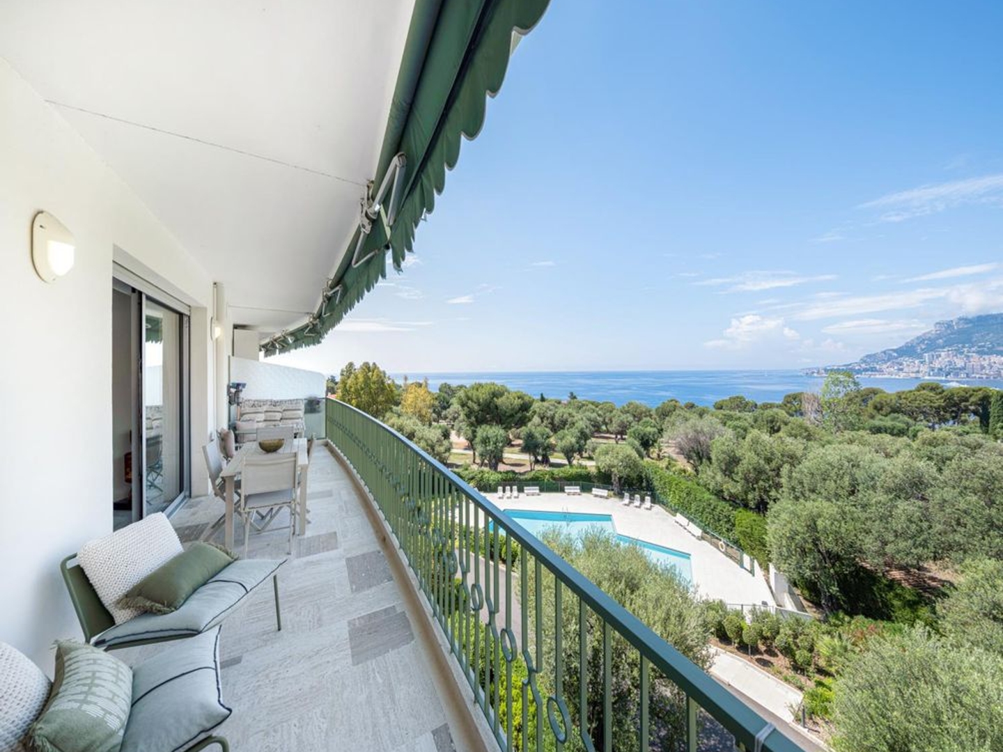 Appartement à vendre - 4 pièces - 126m2 - Roquebrune-Cap-Ma... (06190)