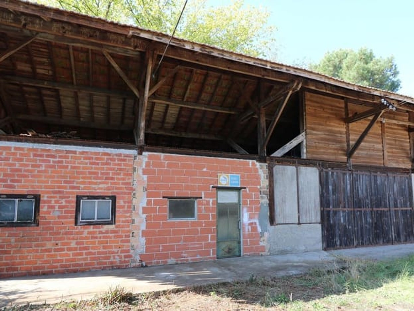 GRANDS ATELIERS DE 260 M² , DIVISES EN 2 SUR TERRAIN D'ENVIRON