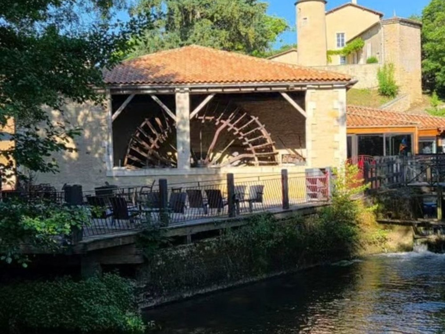 Charente, Condac. Fonds de commerce - bar - terrasse - restaurant avec appartement
