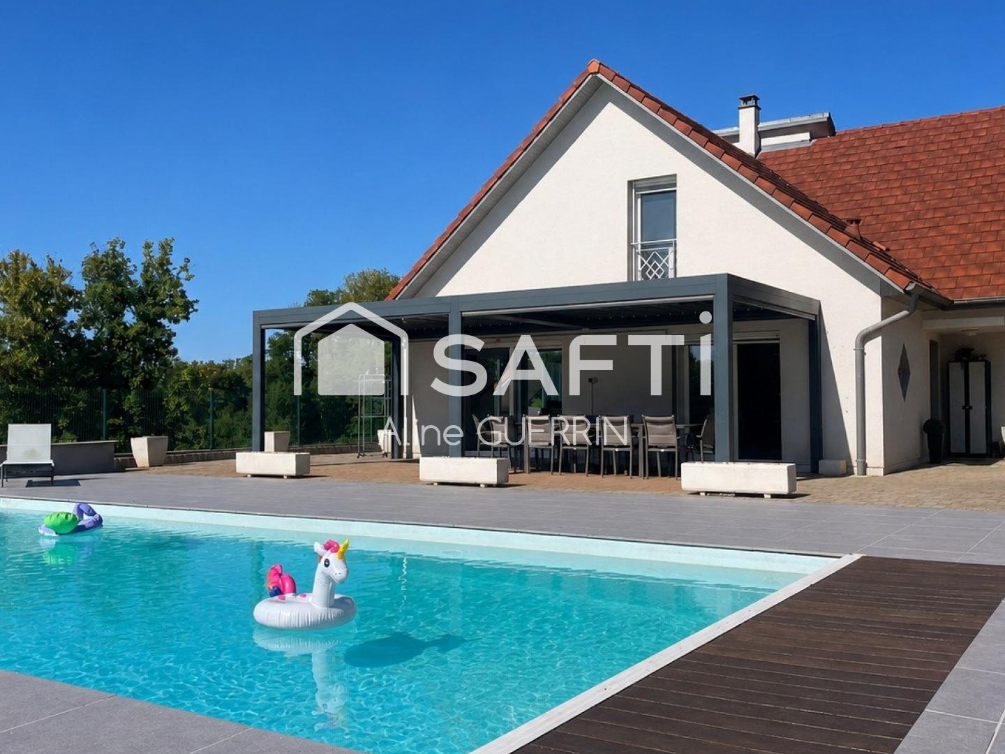 Belle maison à l'architecture soignée de 190 m² avec piscine sur sous-sol complet et terrain de 1078 m².