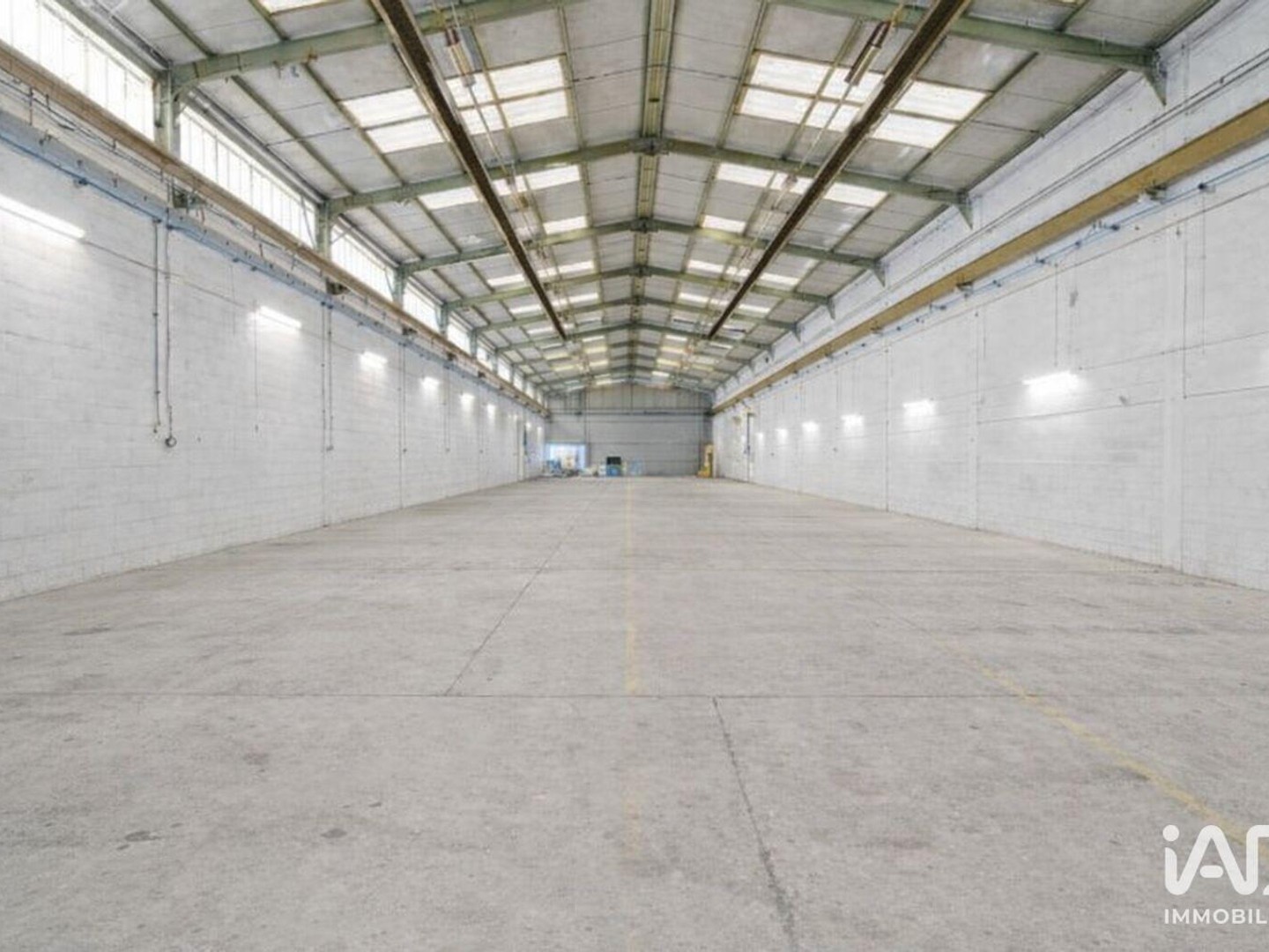 Immeuble commercial 1600 m²