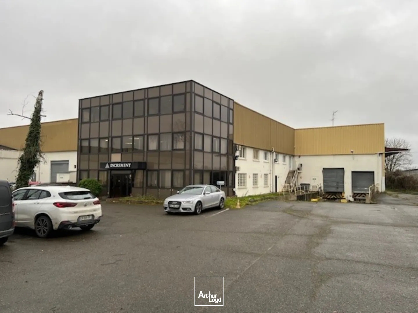 Entrepôts à vendre à THIVERVAL GRIGNON 78850