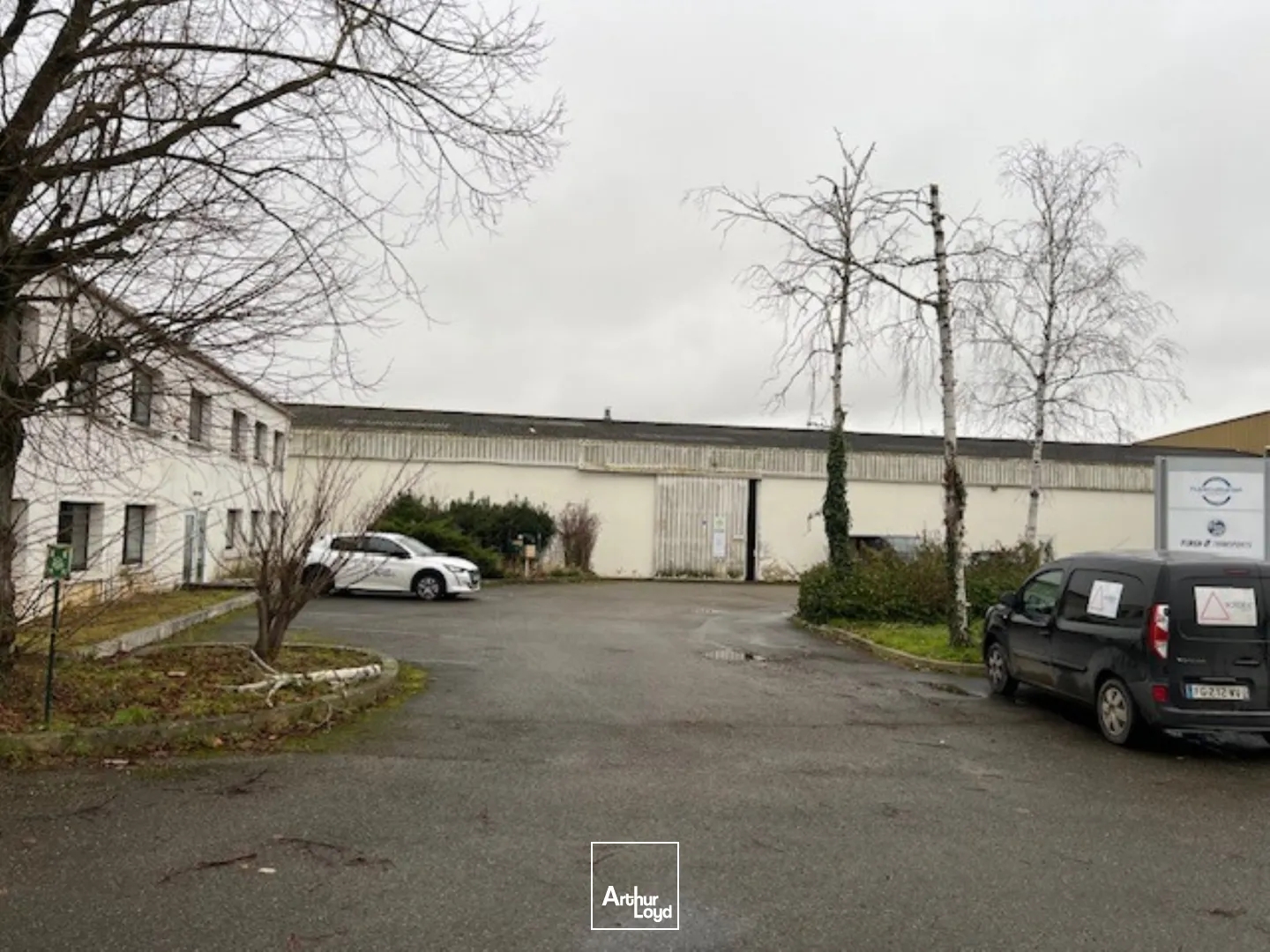Locaux à vendre - 9374m2 - Thiverval-Grignon (78850)