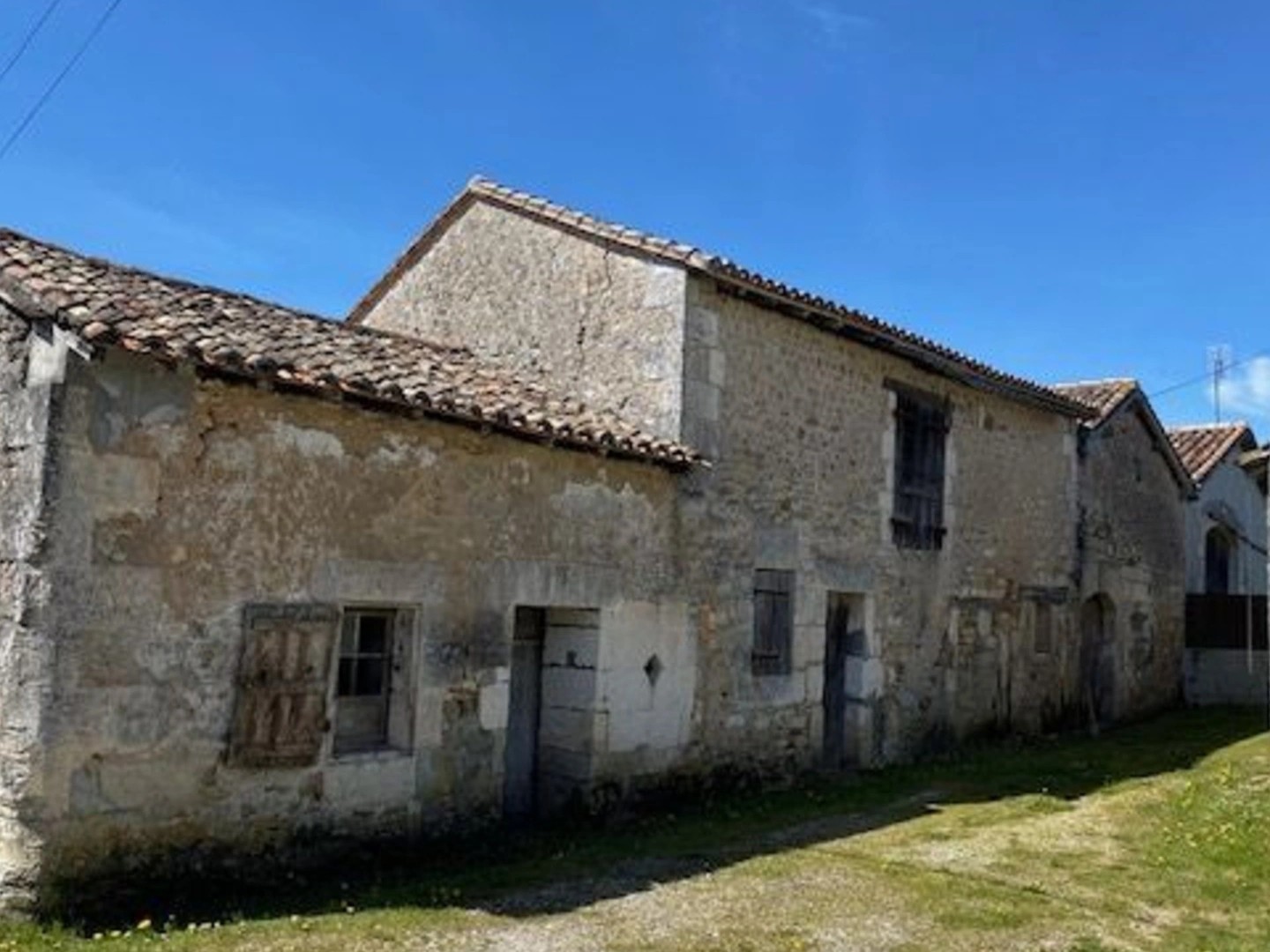 Ancien corps de ferme, partie de granges, à 20 mn d'Angoulême, dans un cadre de nature, aux portes de la Dordogne