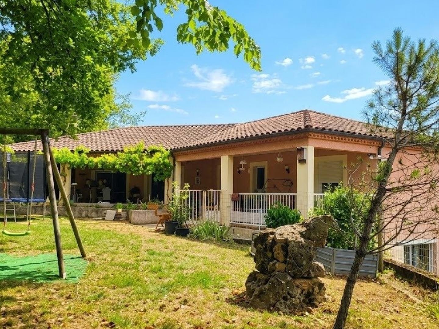 Maison spacieuse, terrasse, triple garage au calme