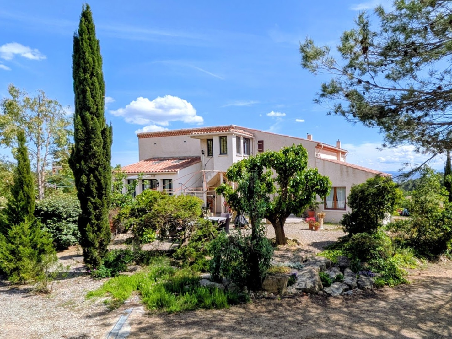 Spacieuse villa et appartement (240 m²) à Cesseras