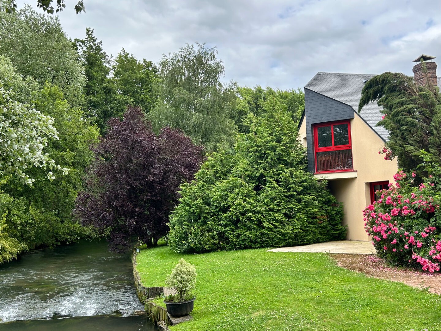 LYONS-LA-FORET/PERRUEL (Normandie, Eure) MAISON D'ARCHITECTE 190m2, TERRAIN avec VERGER/TENNIS 5777m2, cadre enchanteur et bucolique avec une rivière canal...
