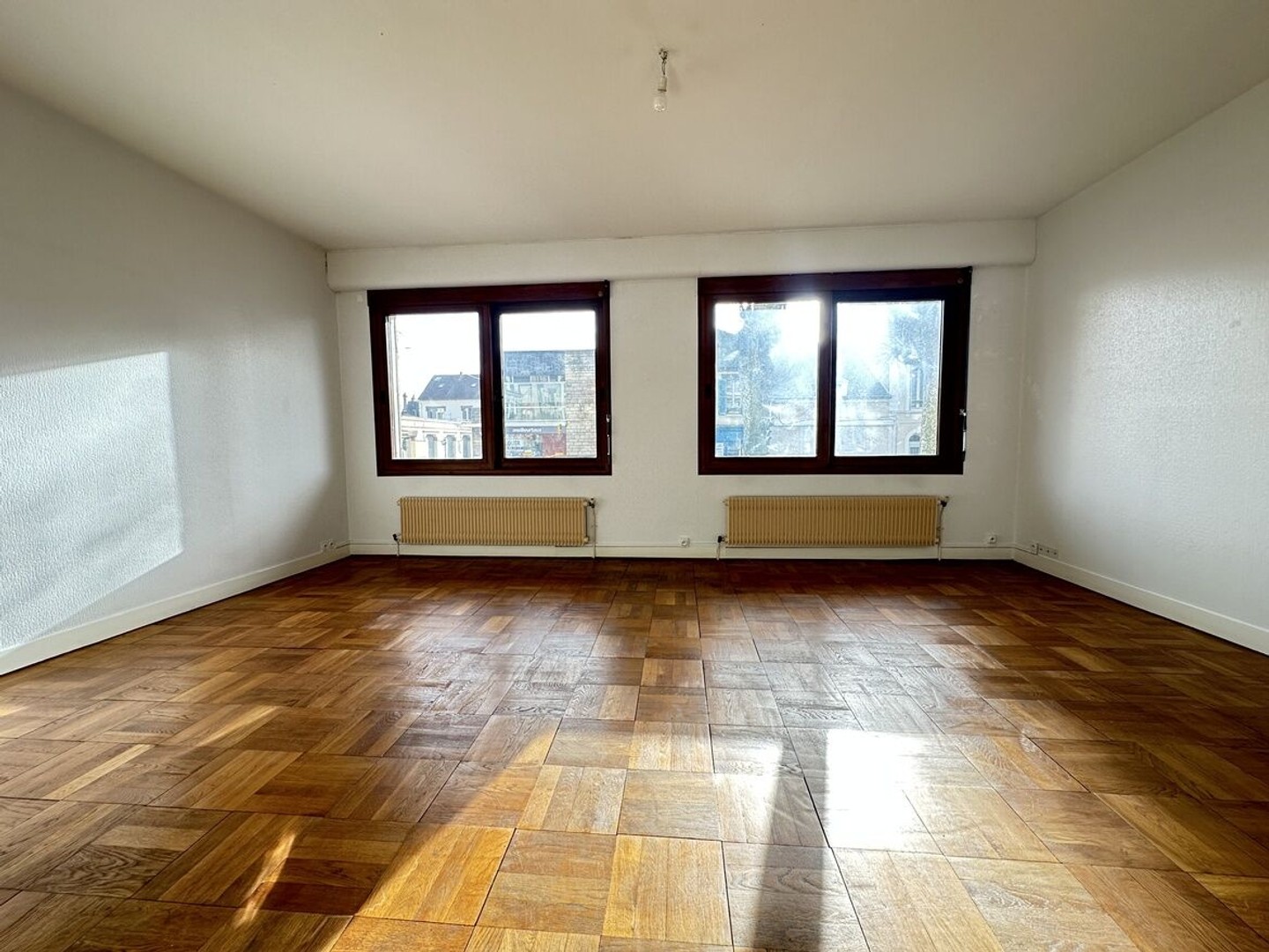 Parking / garage / box à vendre - 76m2 - Montargis (45200)