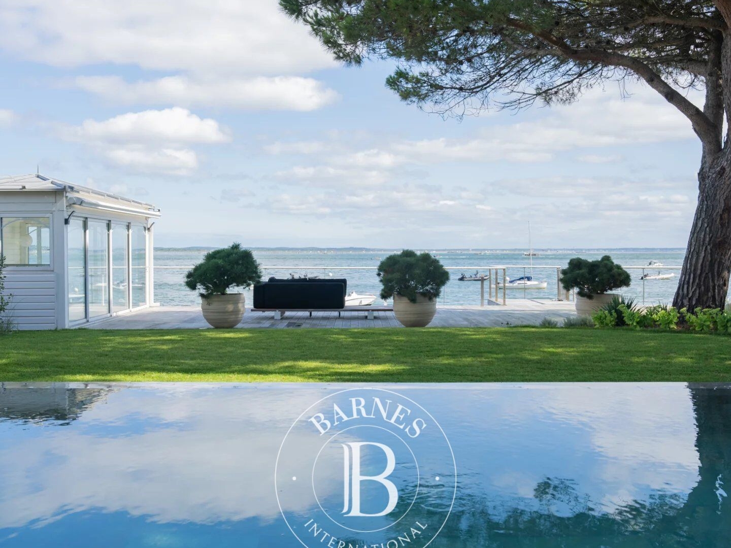 VILLA ARCACHONNAISE D'EXCEPTION EN PREMIÈRE LIGNE AVEC PISCINE ET VUE SUR LE BASSIN, À ARCACHON