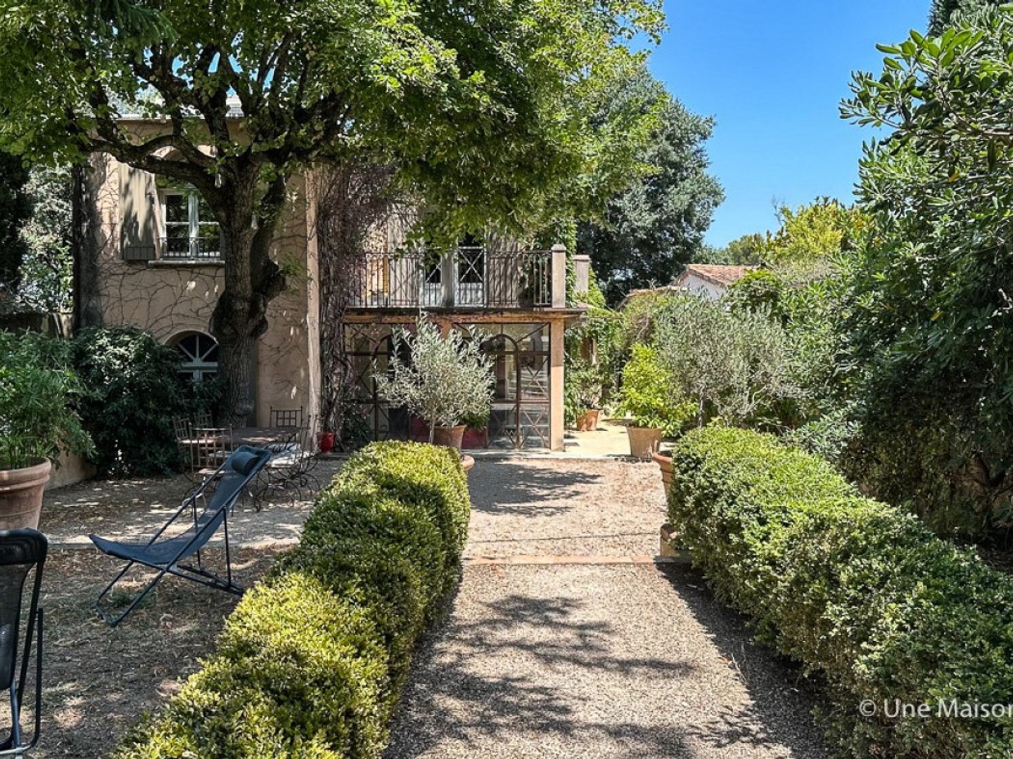 Demeure de charme avec piscine, garage et dépendance