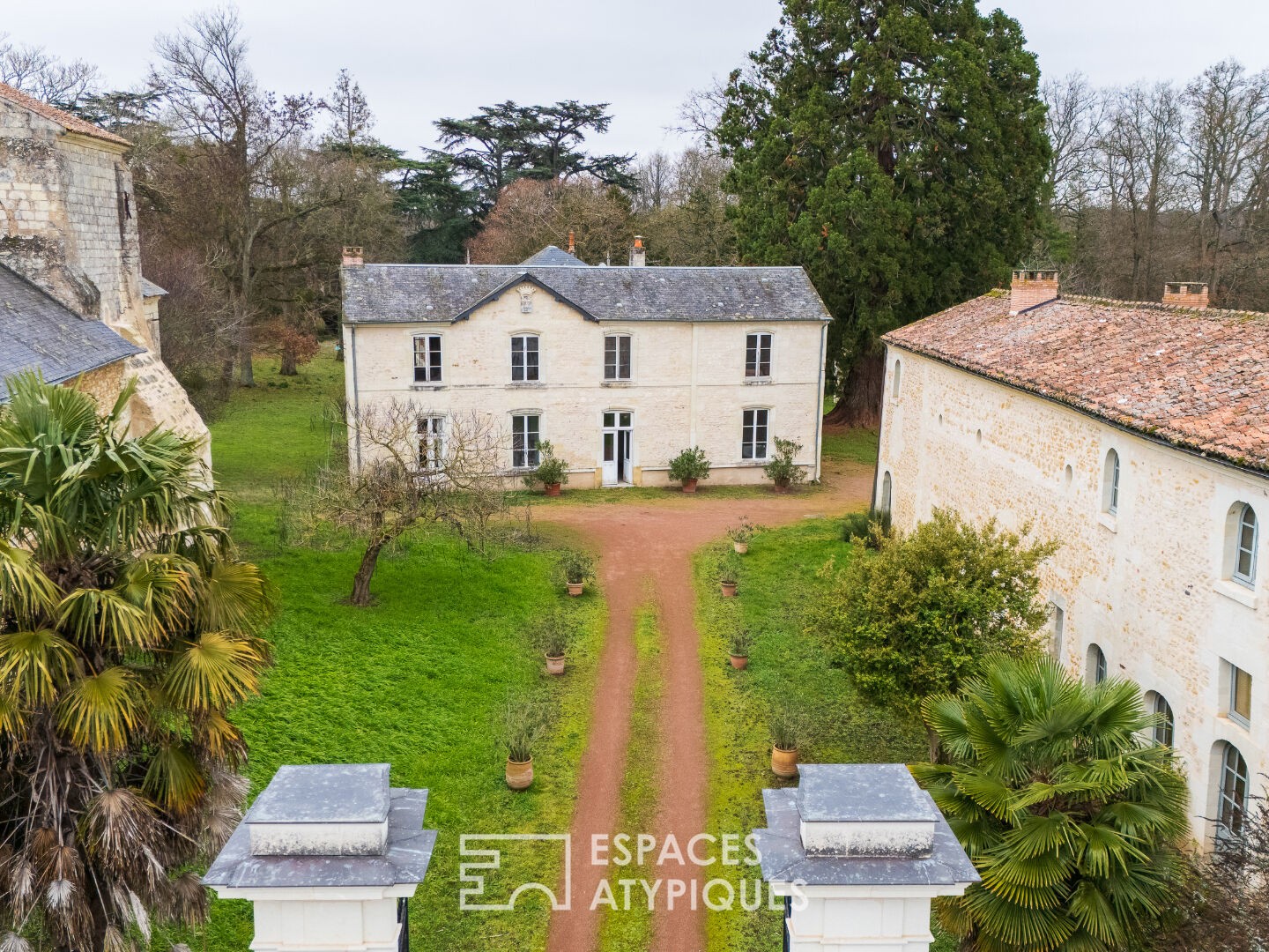 Propriété d'exception avec deux maisons et parc au nord de la Vienne