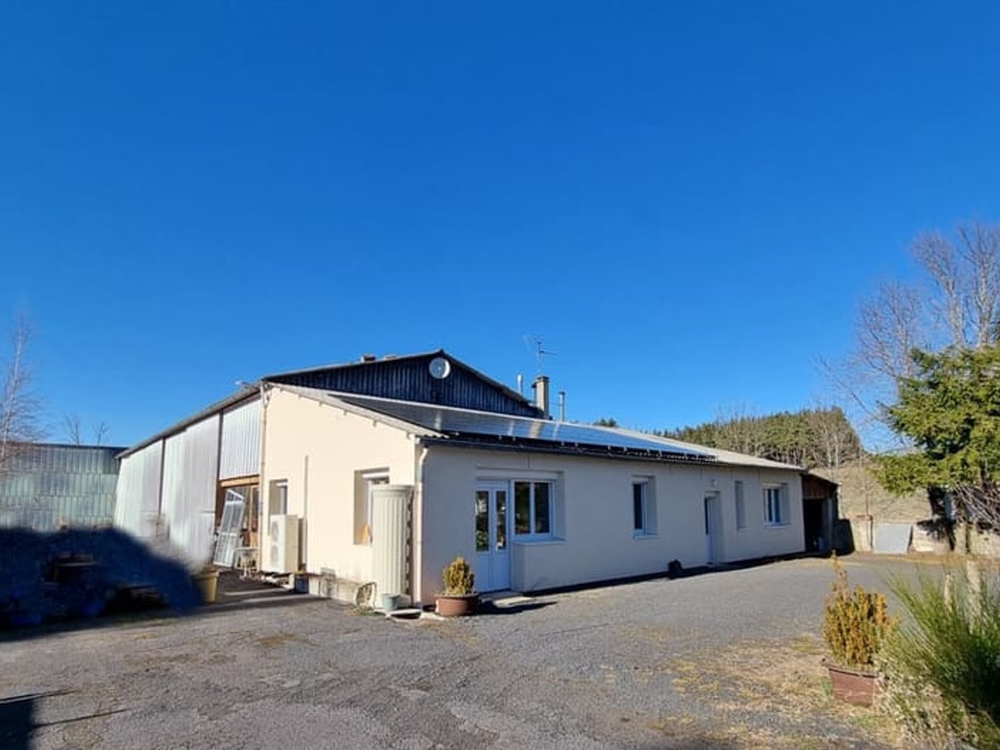 1000 m2 d'entrepôts et garages fermés sur 5800 m2 de terrain avec habitation isolation - énergie +++