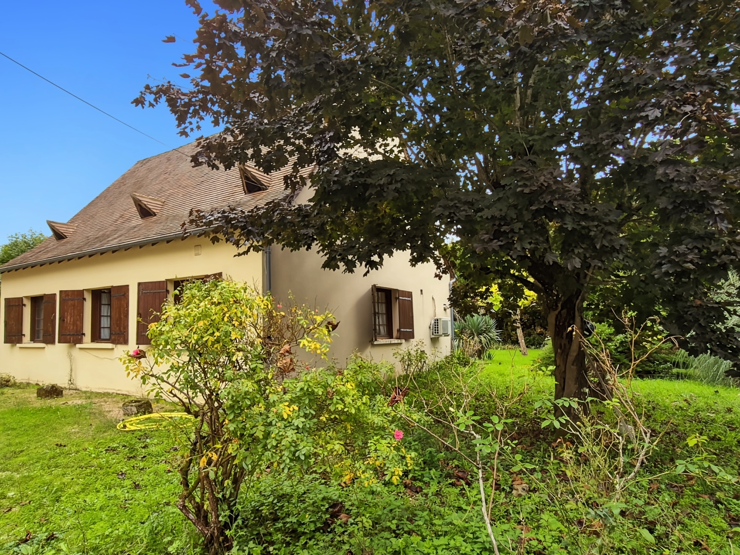 Proche Périgueux, Tocane, Maison Périgourdine, 150m2, Hangar 200m2 sur un terrain de 7500m2, idéal Artisan