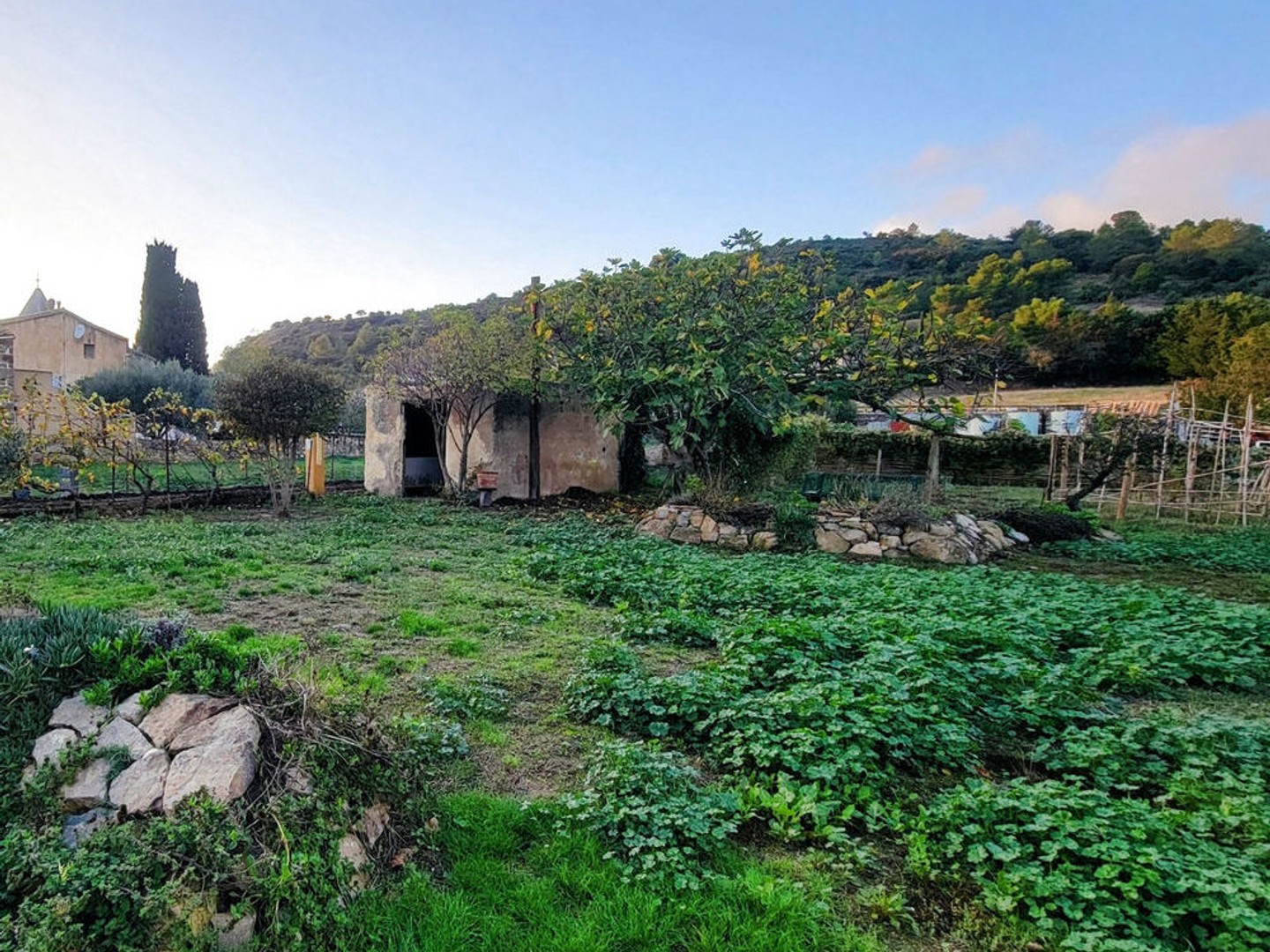 Petite habitation , garage et jardin