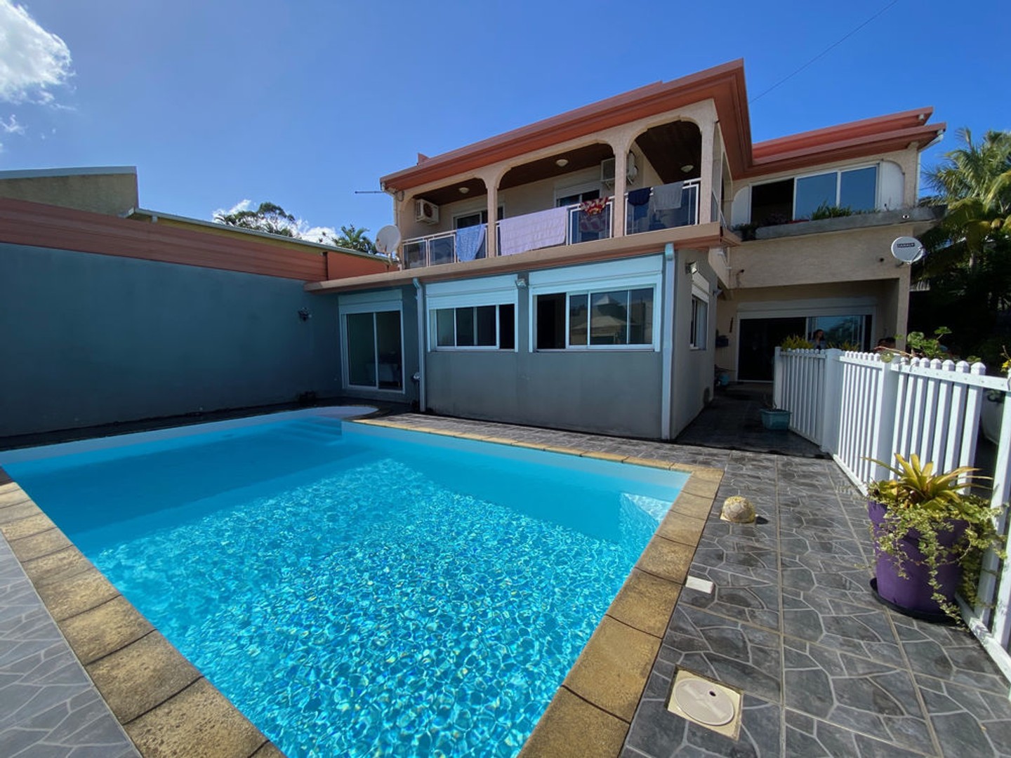 SAINT PIERRE 97410 - ENSEMBLE IMMOBILIER - GRANDS VOLUMES - BON RENDEMENT - ENVIRONNEMENT PRISÉ