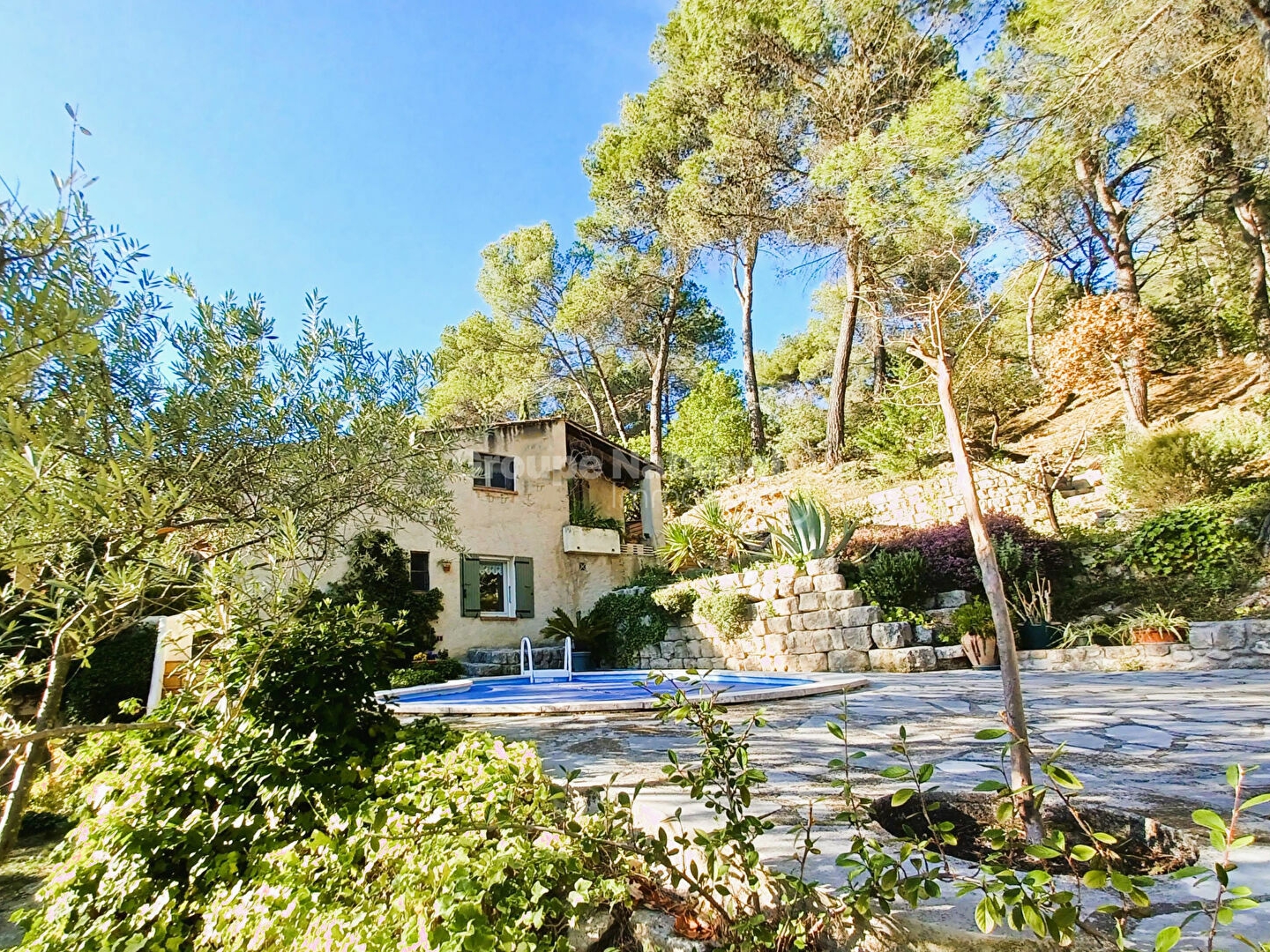 VILLA ATYPIQUE AVEC PISCINE