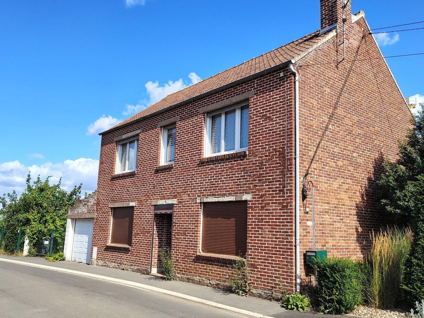 Maison individuelle, 3 chambres + bureau, garage et jardin, rénovation intérieure à prévoir .