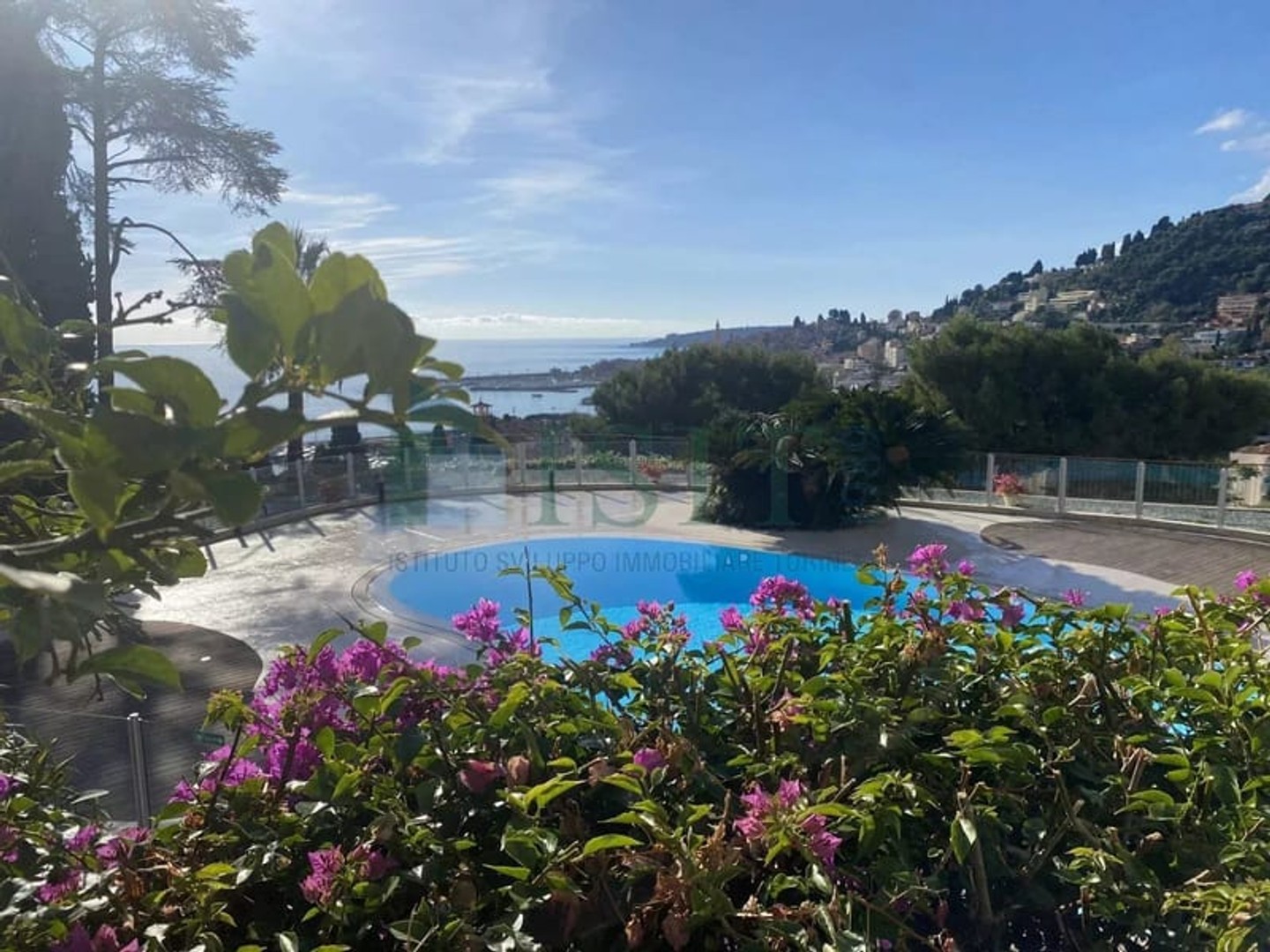 MENTON - VENTE - BD GARAVAN - 2 PIECES AVEC TERRACE, PISCINE EN COPROPIÉTÉ