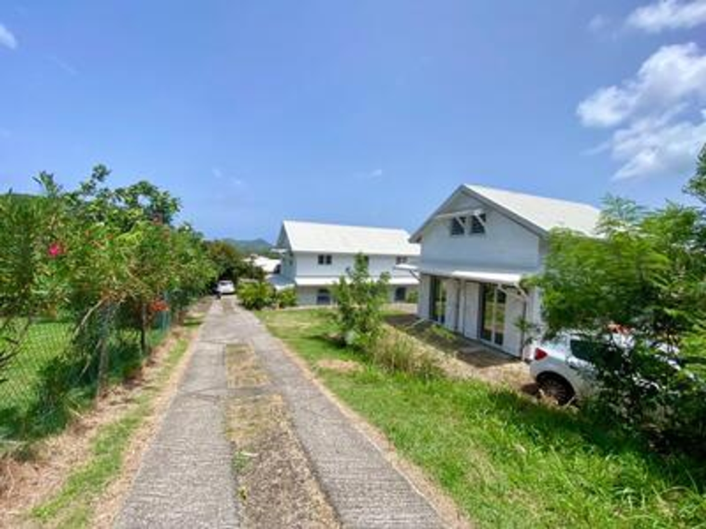 LE MARIN - Ensemble immobilier avec 2 maisons, terrain de 1 200 m² et local commercial - Idéal inves