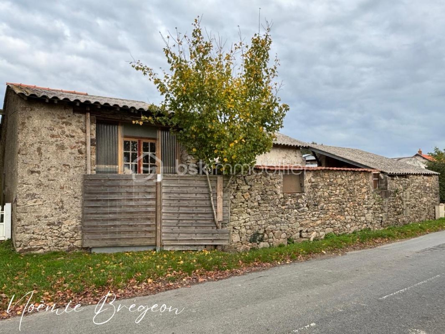 Bâtiment en pierre à rénover entièrement  fort potentiel d'aménagement