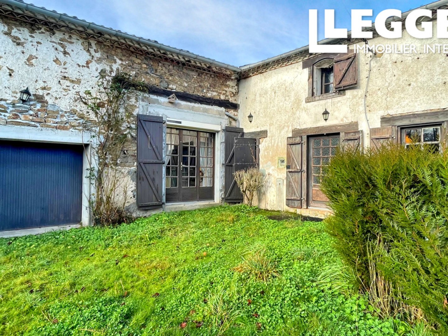 Charmante maison en pierre de 3 chambres avec garage attenant et jardin. Située dans un hameau tranquille.