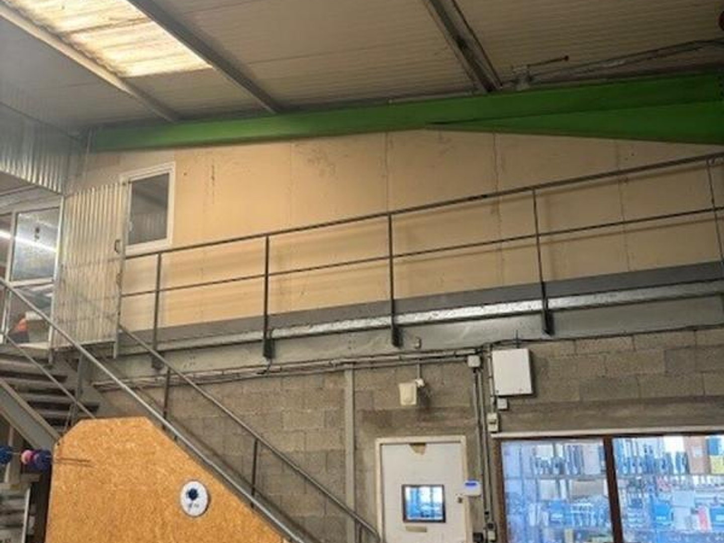 LOCAUX D'ACTIVITES A VENDRE