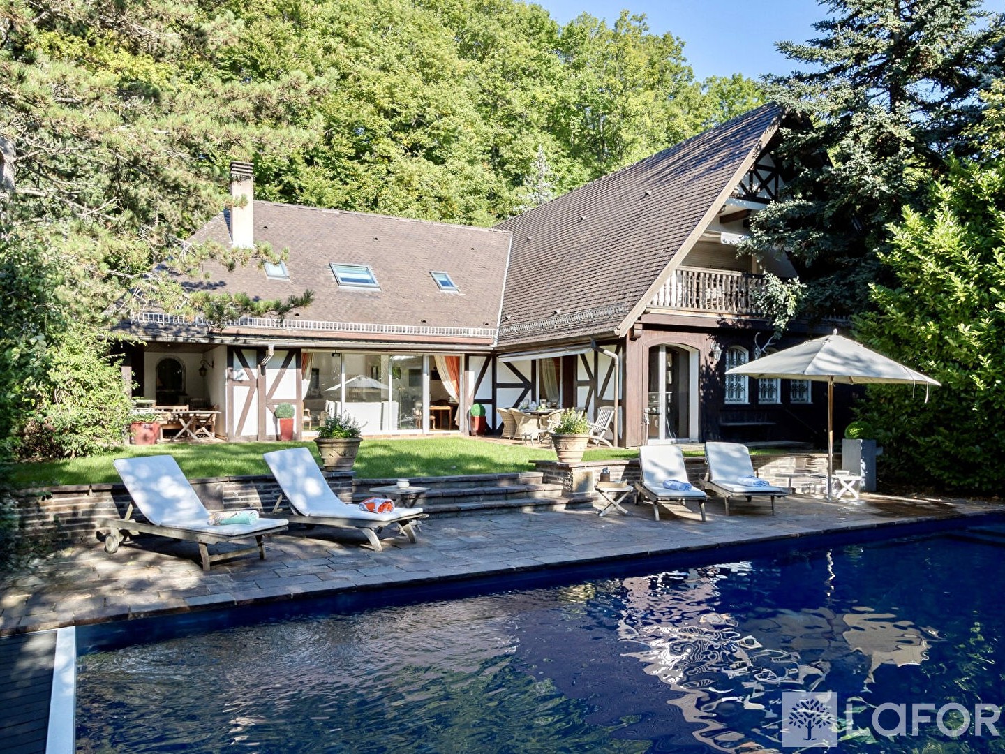Maison 12 pièces 327 m²