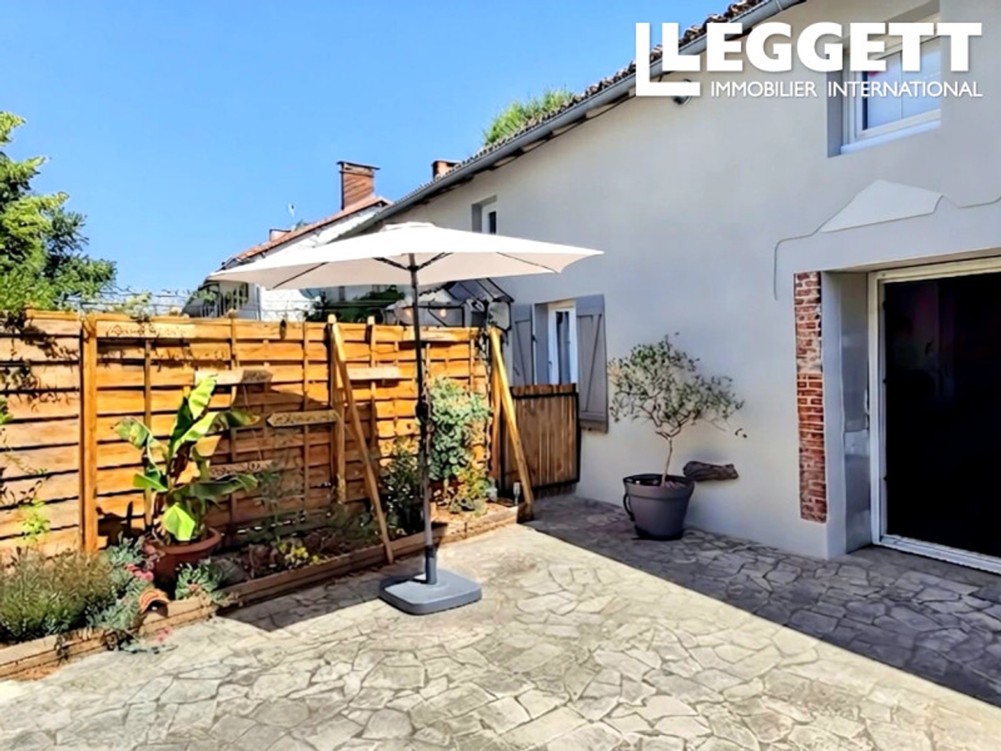 Charmante maison de 4 chambres entièrement rénovée avec jardin et garage. Située dans un hameau tranquille.
