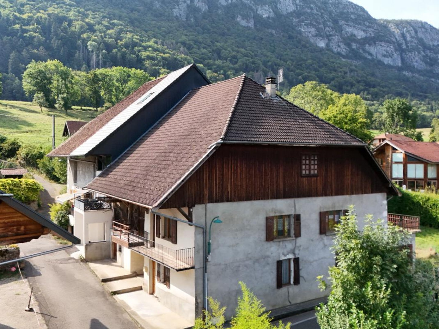 Maison à rénover avec terrasse, garage et jardin