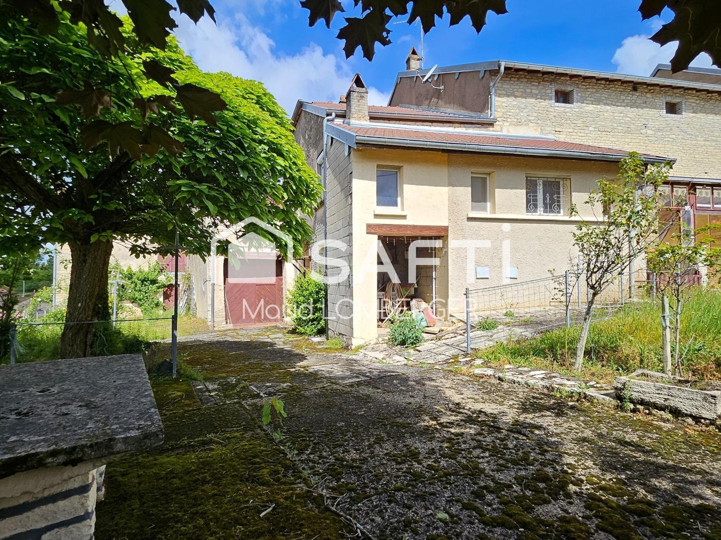 Ancienne ferme à la campagne avec 205 m² habitables, nombreuses dépendances