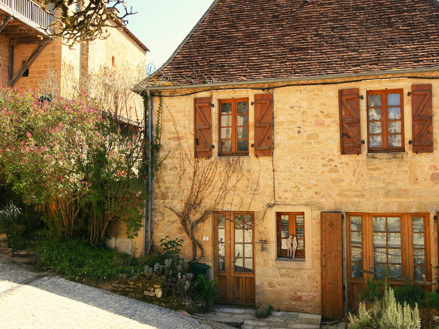 Maison en pierre avec jardin